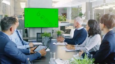各大集团成功的商务人士在会议室里用绿色屏幕色度键电视在<strong>墙</strong>上。他们致力于公司的<strong>成长</strong>, 分享图表和统计数据.